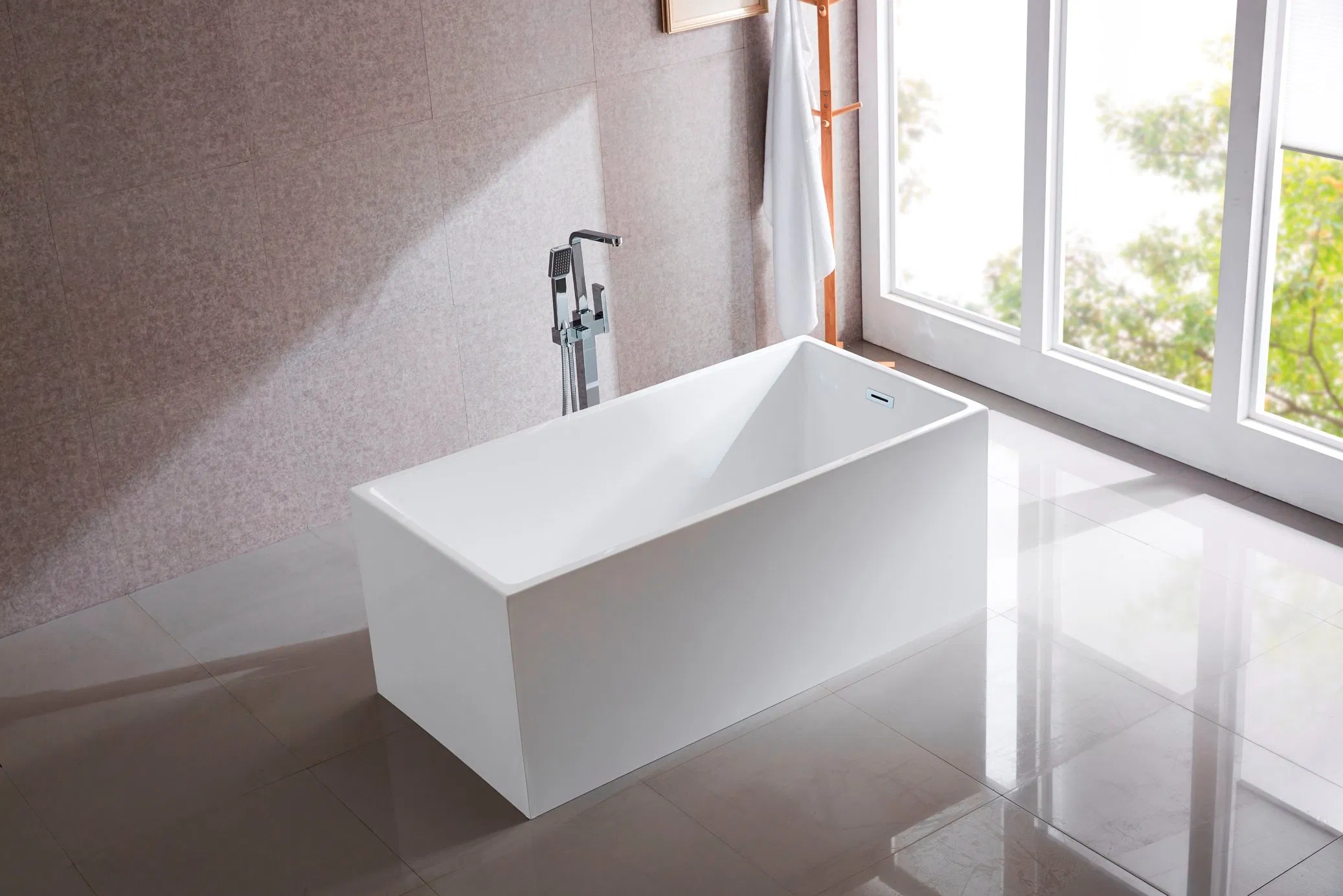 Прямоугольная акриловая ванна на ножках