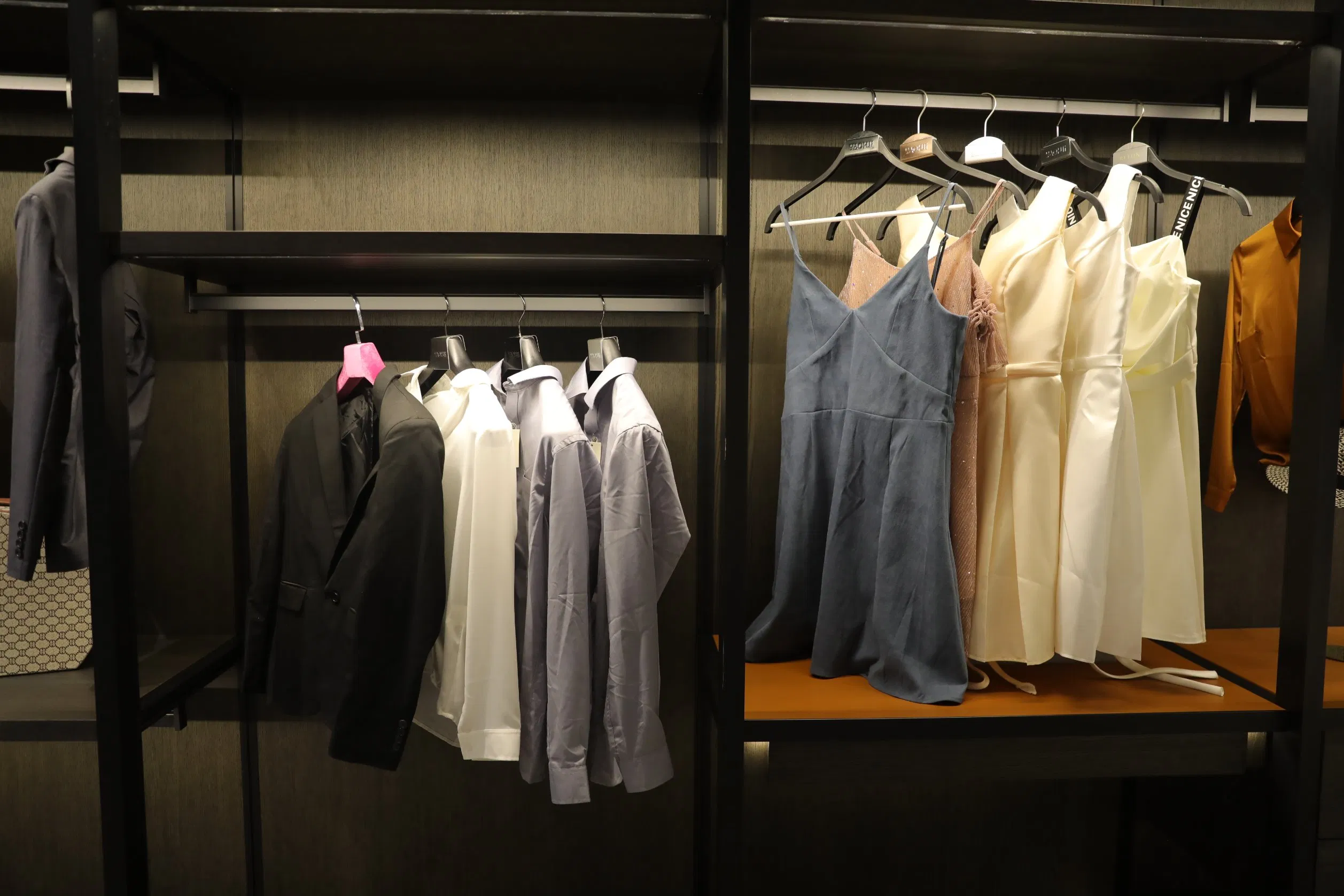 Black Band Rail Assembly Hanger Saves Space Suit Hanger Metal Hook Hanger.