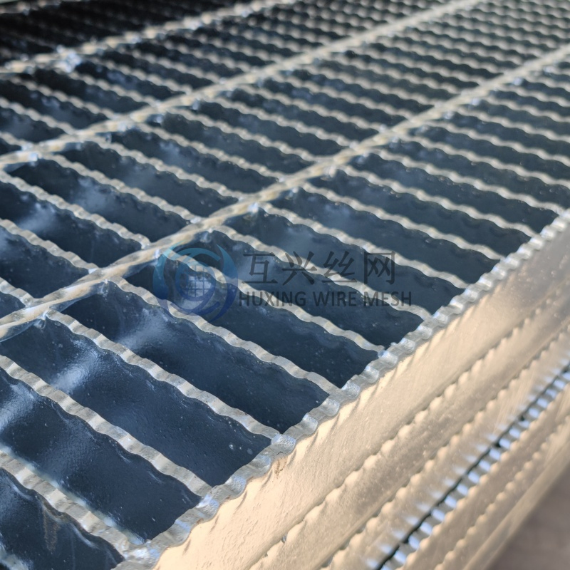 Manufacturer Sales Light Steel Structure Non Slip Serrated Bar Grating with Heavy Zinc Coated Steel Mesh Grating for Drainage Road Safety Fence Grid