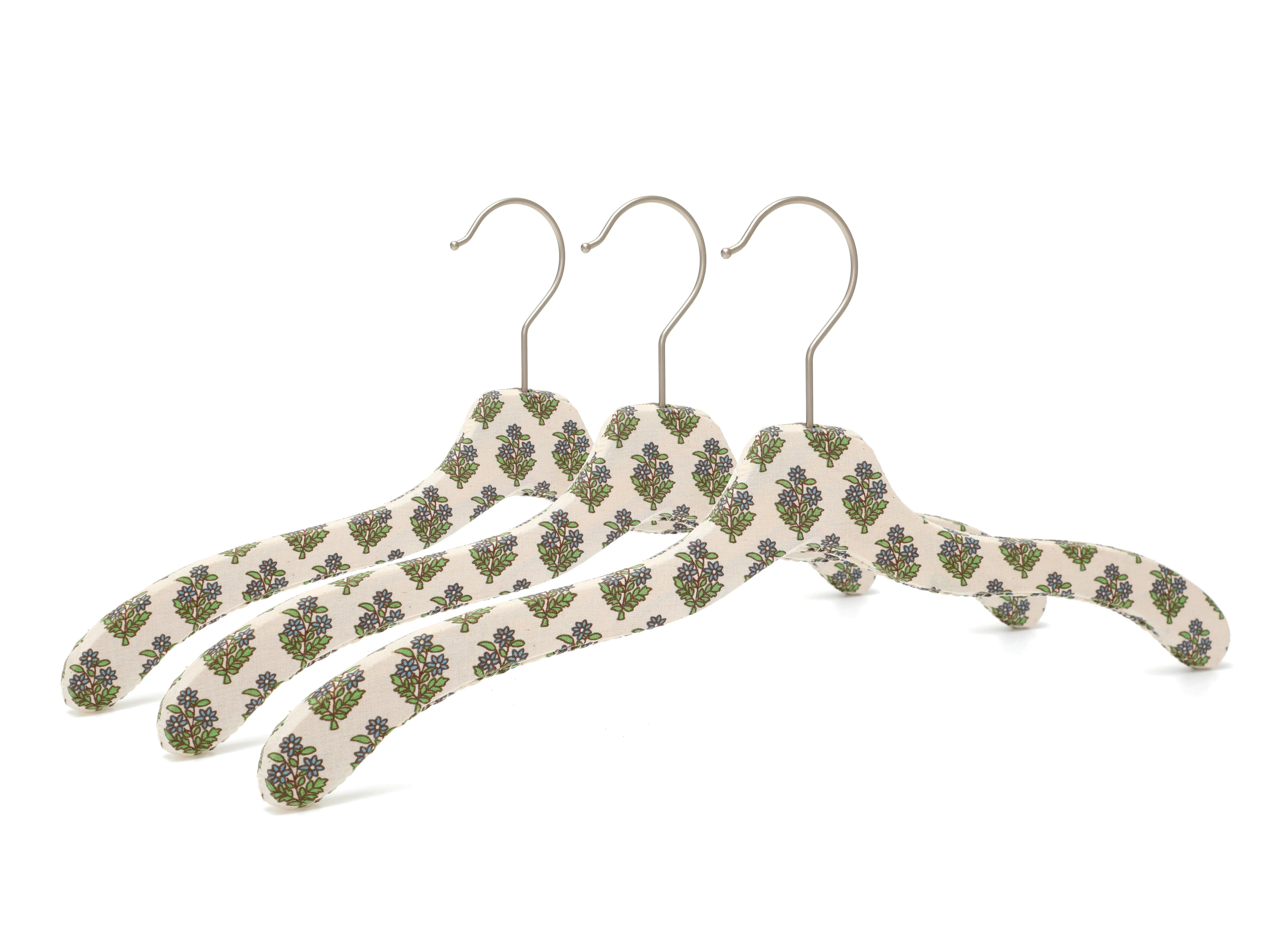 Вешалка для одежды с цветочным узором и мягкой подкладкой