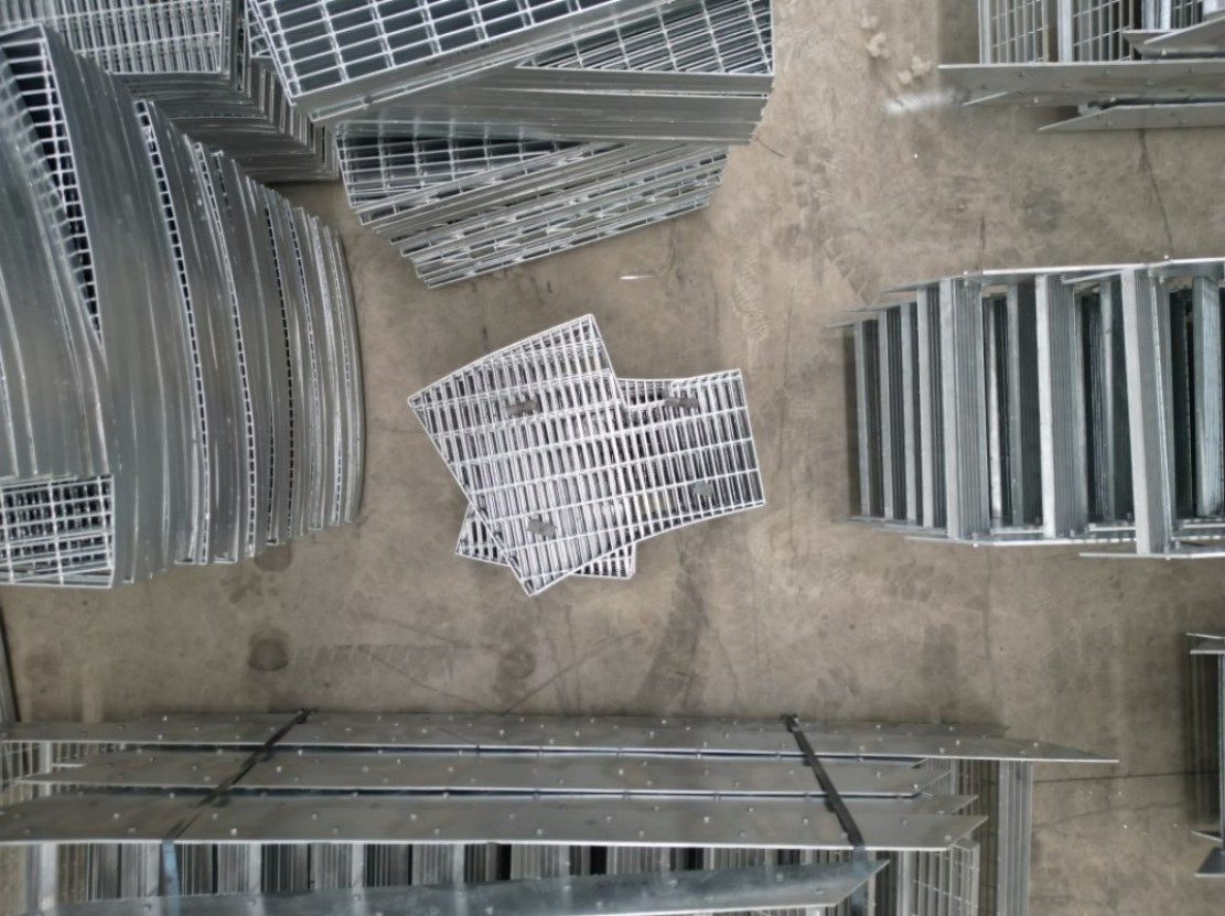 Hot Dipped Galvanized Industrial Project Platforms Steel Grid Grating Galvanized Steel Structure Walkway Platform Gratings