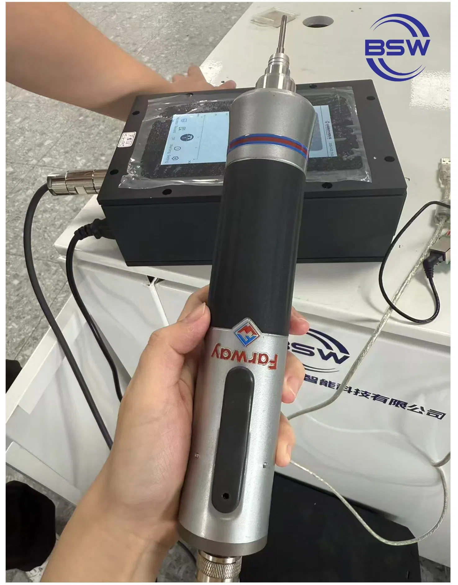 Высокоточный электрический шуруповерт для авиационных компонентов