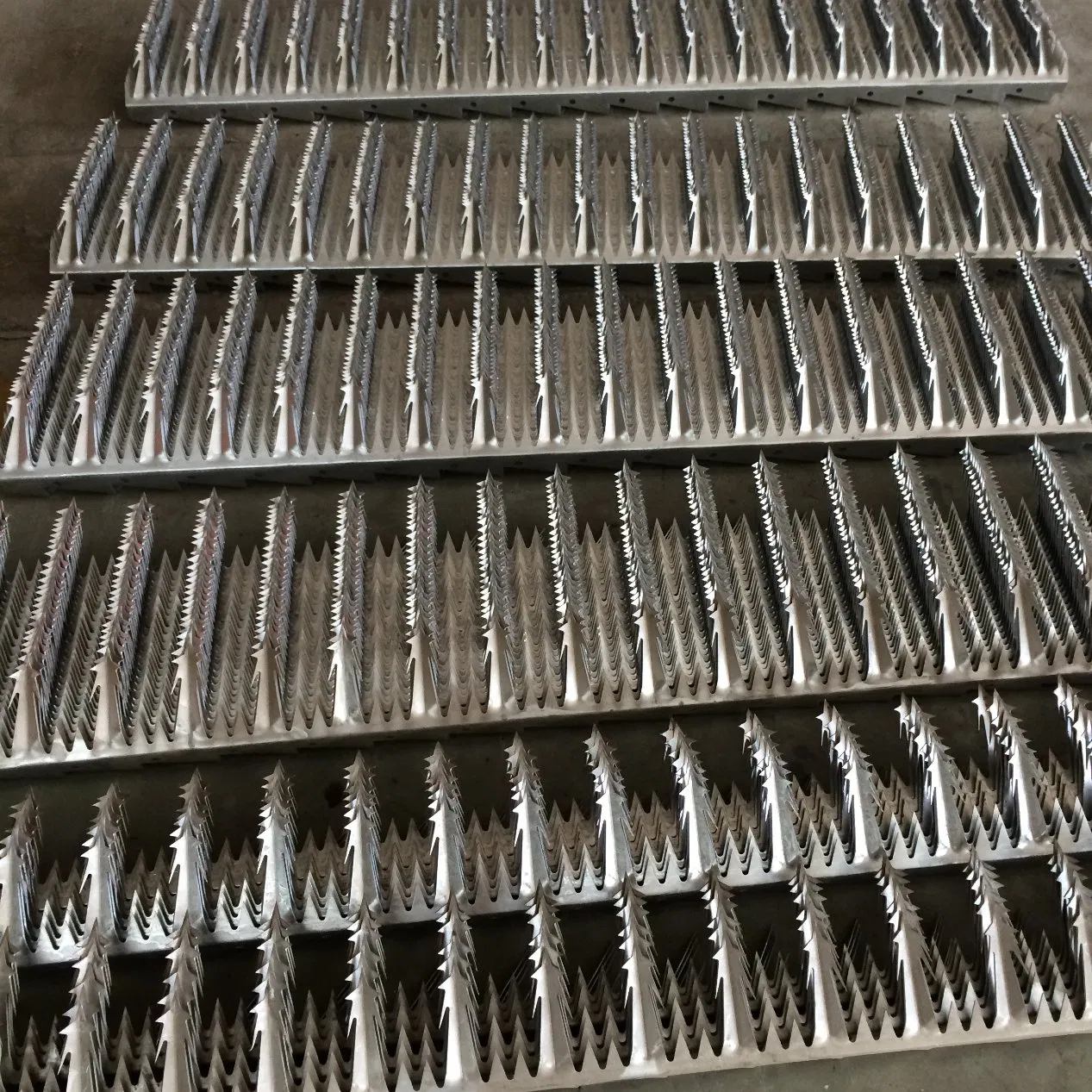 Anti Theft Galvanized Razor Wall Spikes