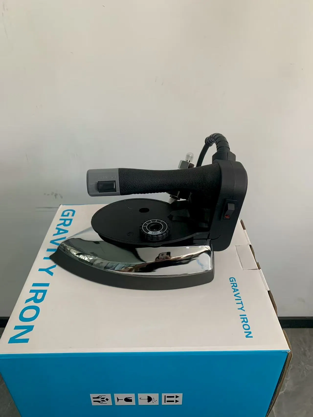 High-Performance Portable Clothing Iron with Steam Burst Technology