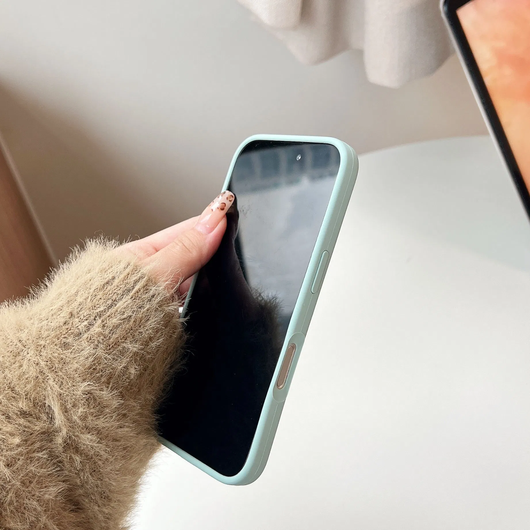 Чехол из жидкого силикона для iPhone 16 серии