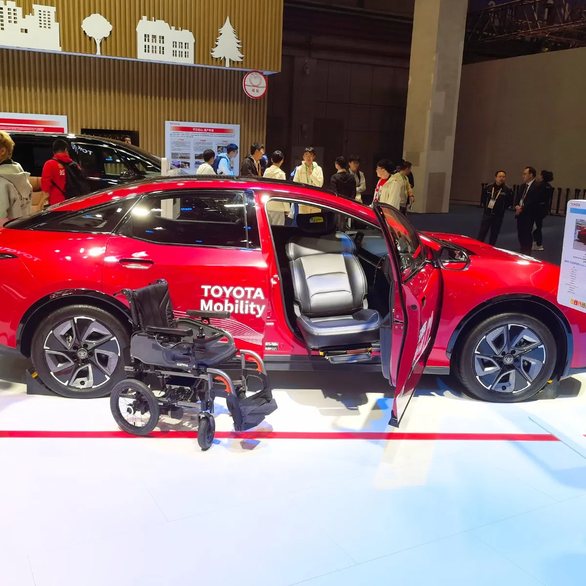 Программируемое поворотное кресло для маломобильных пассажиров