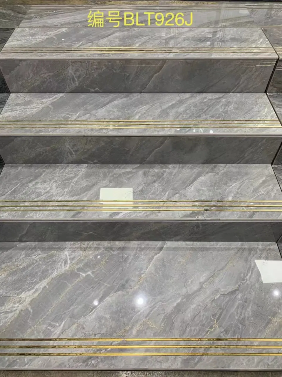 Керамогранитная плитка белая глянцевая 1200x470 мм