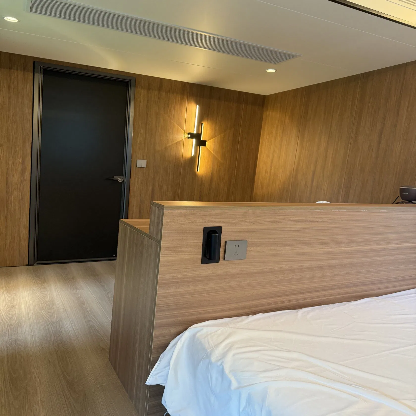 Prefabricated Modern Luxury Space Capsule House Collapsible Home with Outdoor Hotel Living for Travel