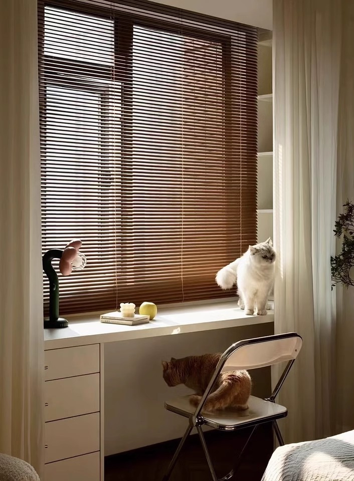 Sisheng Wood Grain Shutter by Hand Control Made of Aluminium Magnesium Alloy