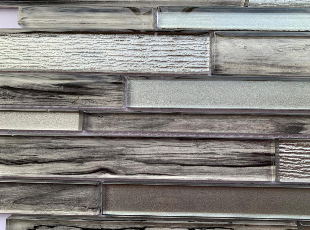 Мозаичная плитка из стекла темно-серая полоска