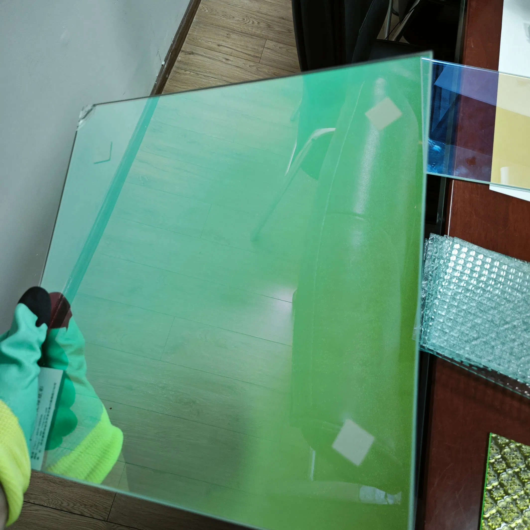 Дихроичное стекло для декора интерьера и фасадов