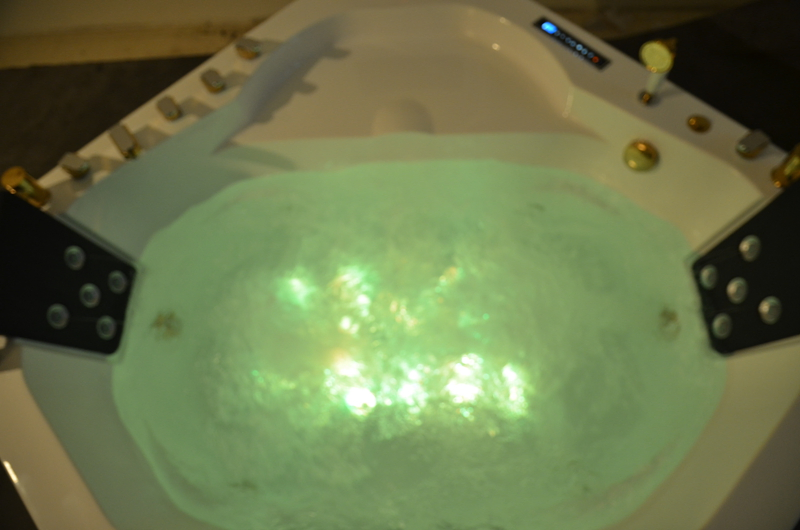 Угловая гидромассажная ванна с ТВ в европейском стиле