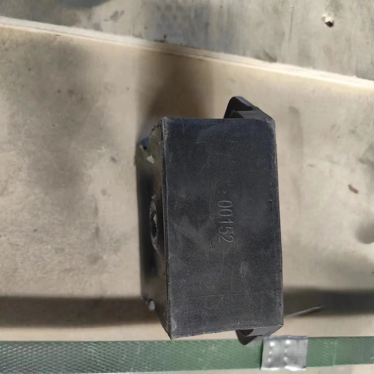 Передняя резиновая опора двигателя Sinotruk HOWO WG1680590095