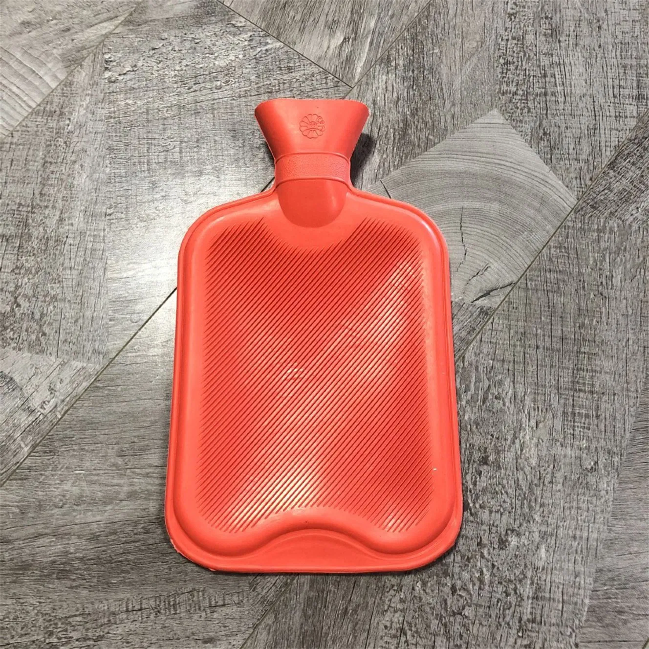 Wholesale British Standard 2000ml Red Rubber Hot Water Bottle Bag