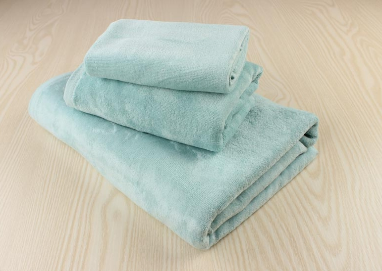 Soft Cotton Bath Towel Set with Embroidered Logo Solid Color for Adults