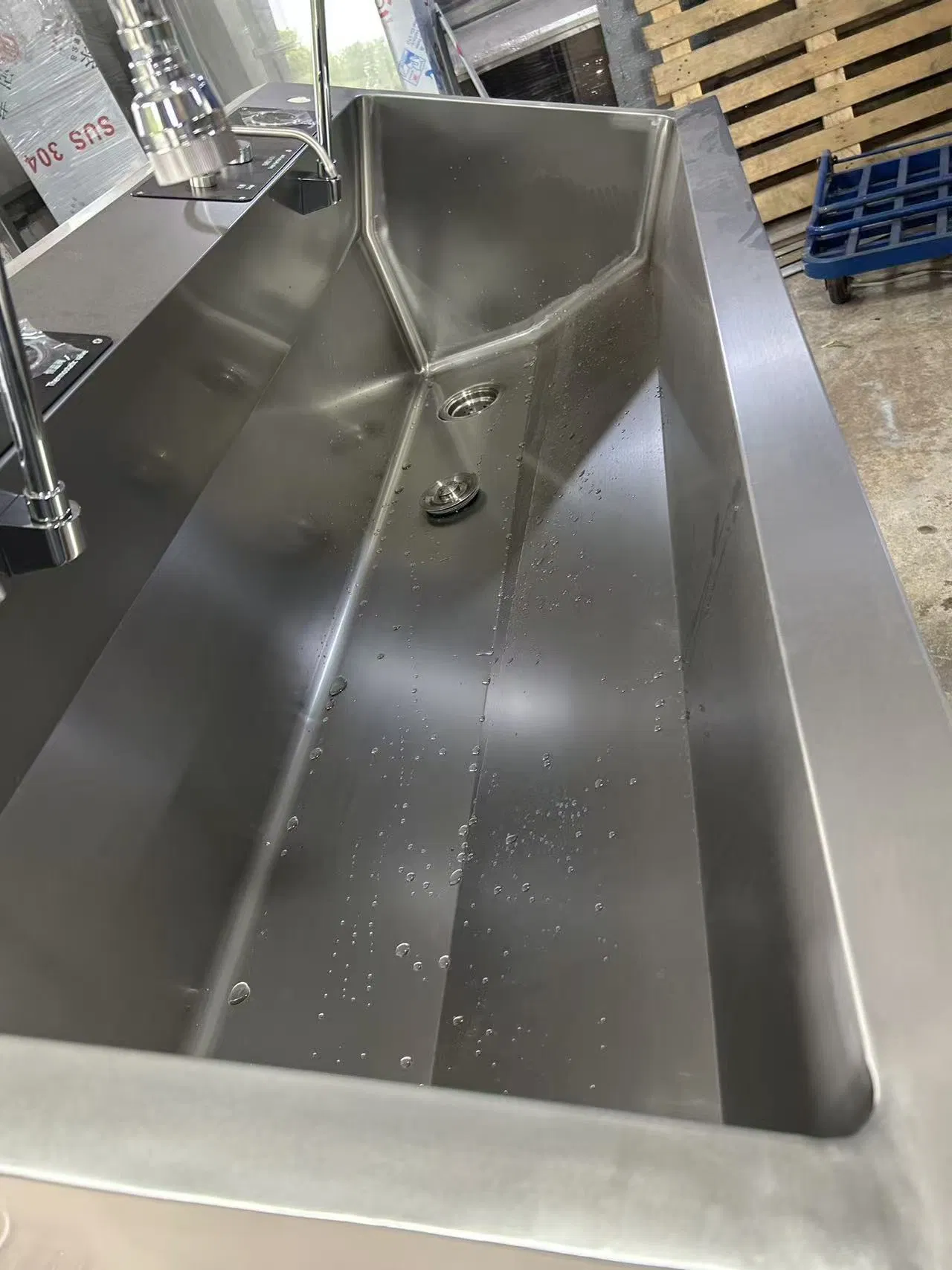 High Quality Black White Hospital Scrub Washing Sink with Knee Control Operation