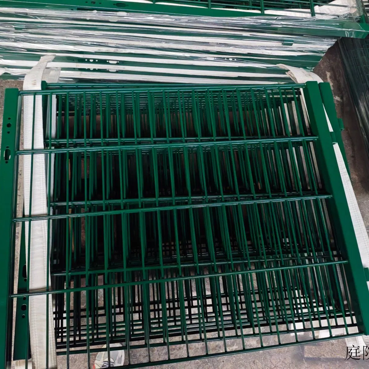 Powder Coated Welded Wire Mesh Panel Farm Metal Garden Fence