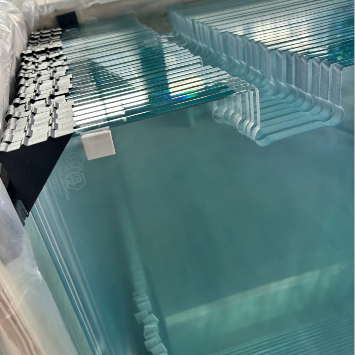 Qingdao Factory 8mm 10mm 12mm Flat Clear /Frosted Toughened Safety Door Glass for Shower / Bathroom Door