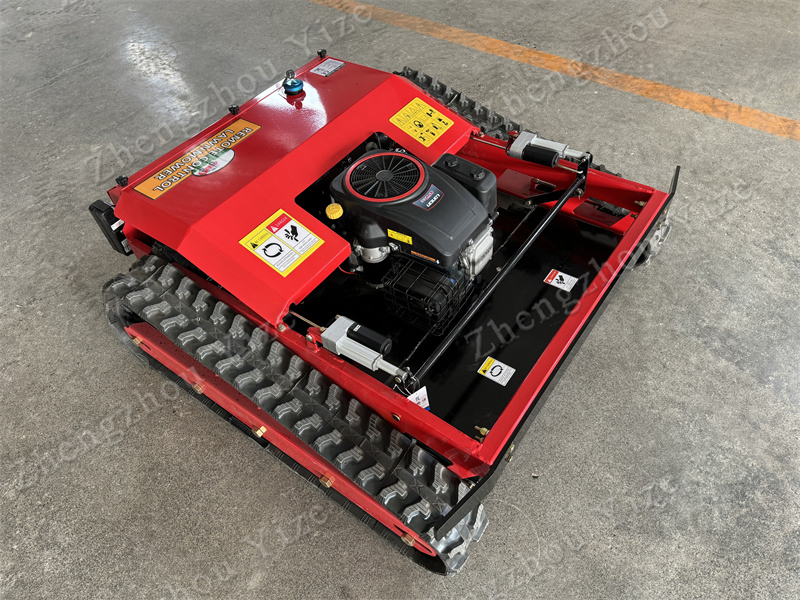 Робот-газонокосилка с бензиновым двигателем и пультом ДУ