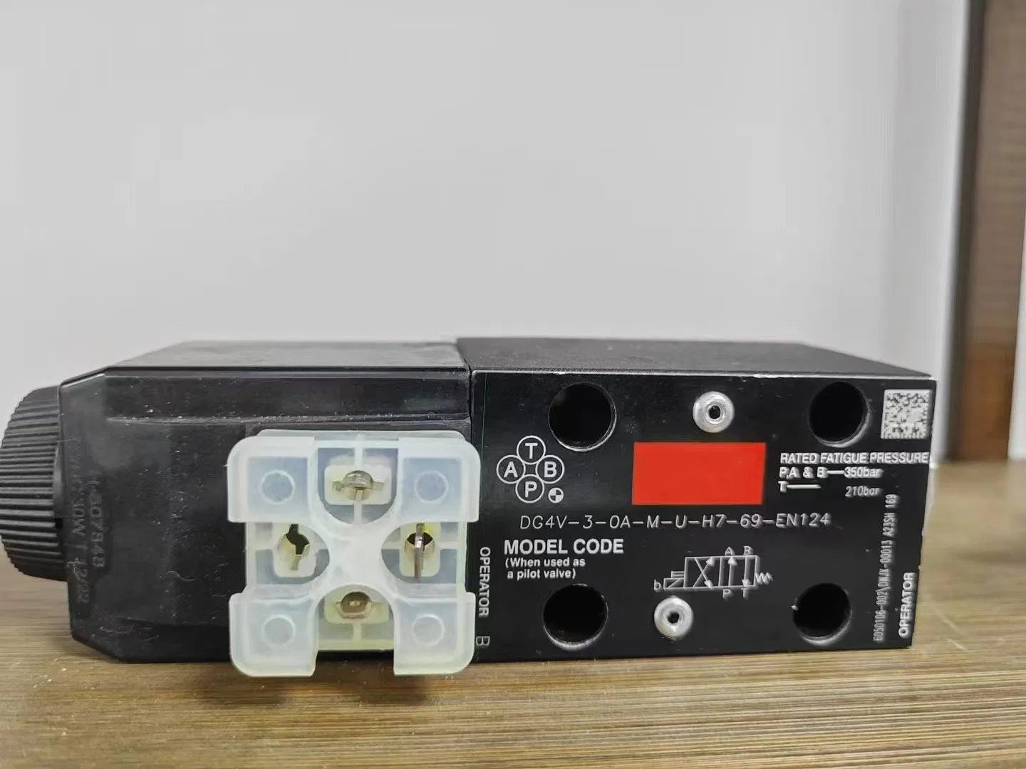 Dg4V Series Dg4V-5s-2cj-M-U-H5-20 Dg4V-3-OA-M-U-H7-69-En124 Hydraulic Directional Solenoid Valve