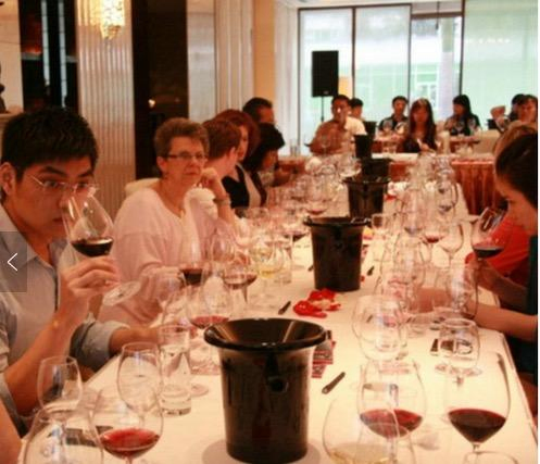 Classic Plastic Black Wine Tasting Spittoon Cold Wine Barrels with Funnel