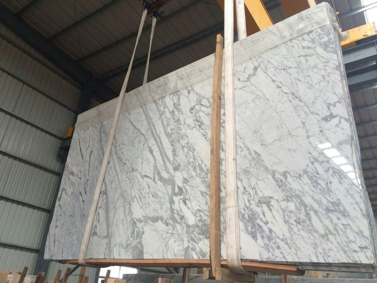 Мраморная плитка Carrara Statuario White для ванной