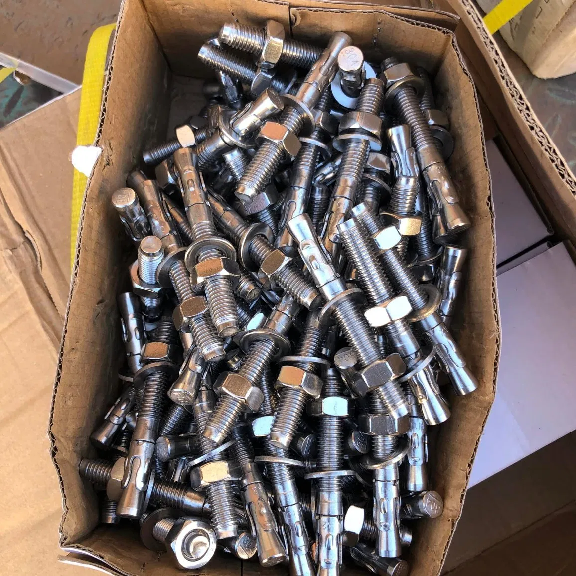 Анкерный болт клиновой для бетона, нержавеющая сталь