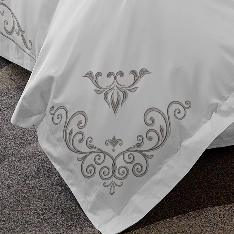 Queen King Size Four Pieces European Embroidery Duvet Cover Bedsheet Breathable & Cooling Bed Linen Hotel Luxury Bed Sheets ODM/OEM Bedding Set