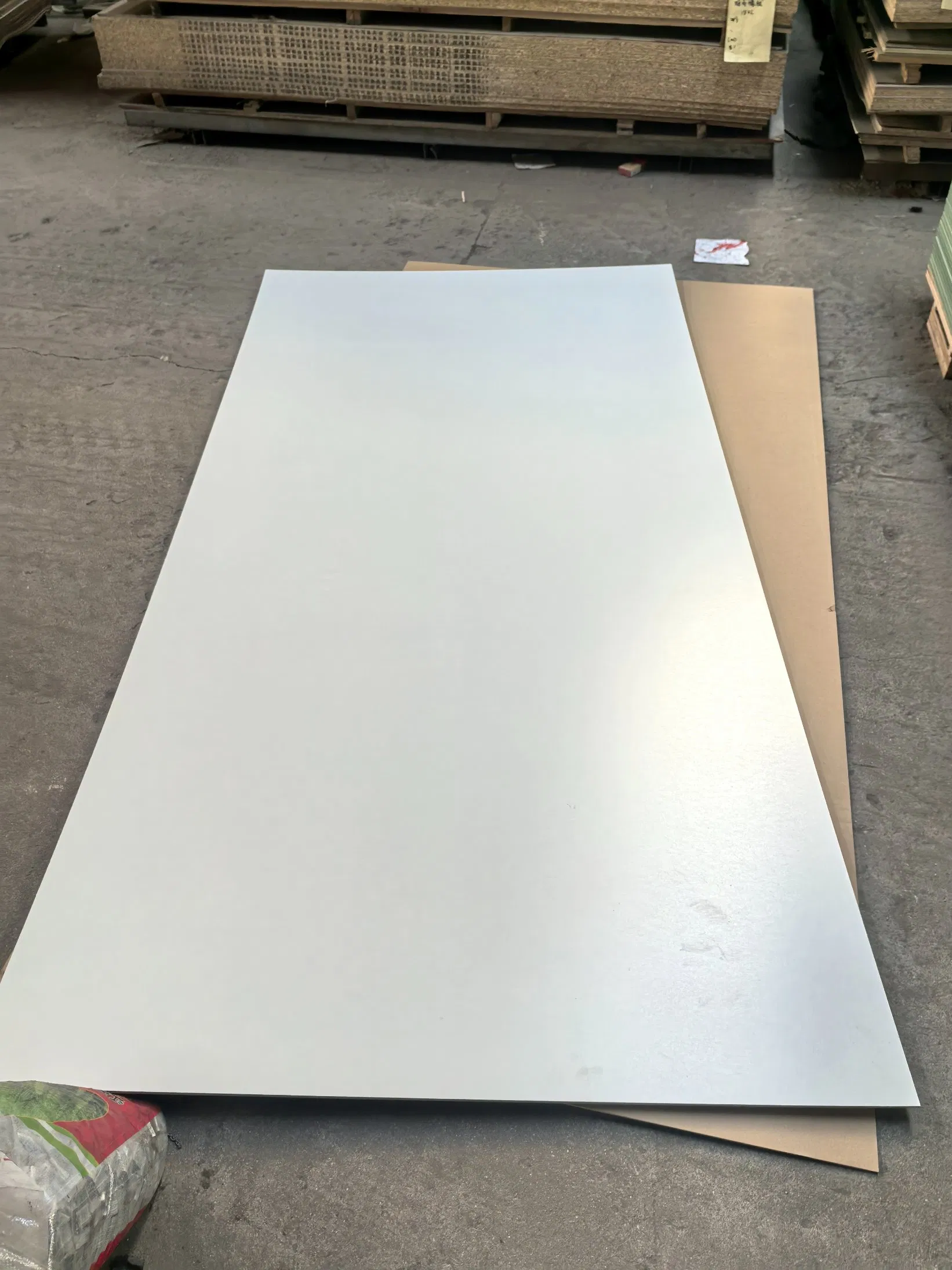 1220*2800mm 18mm E1 Green Melamine Waterproof Moisture-Proof Mr/Fr Hmr HDF/MDF Board
