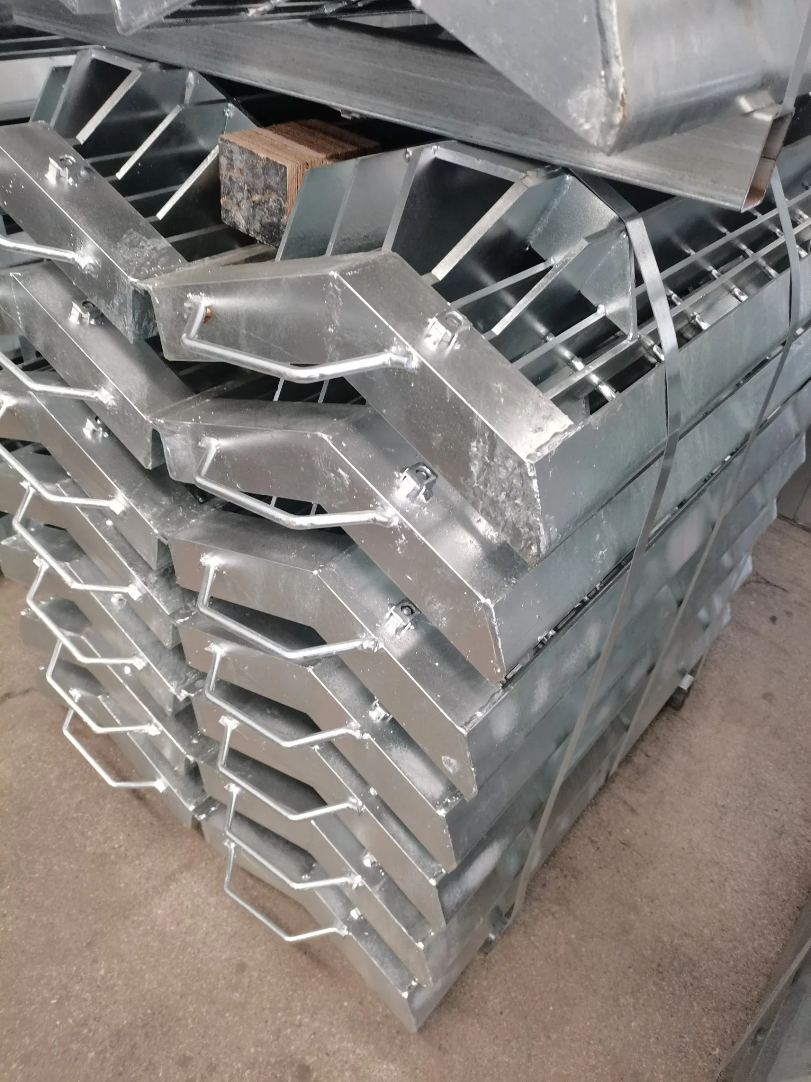 Решетка дренажная горячего цинкования, 325x40x100 мм