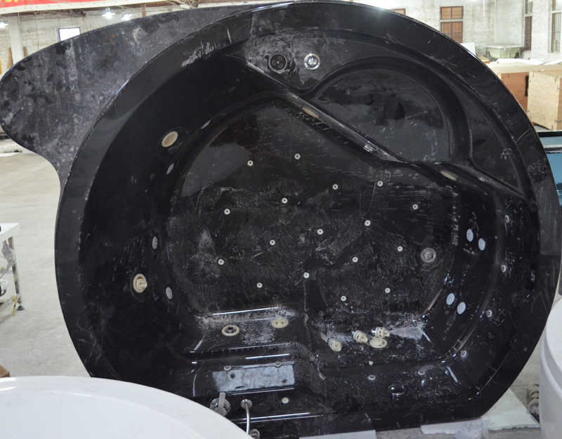 Большая круглая массажная ванна Jacuzzy черного цвета