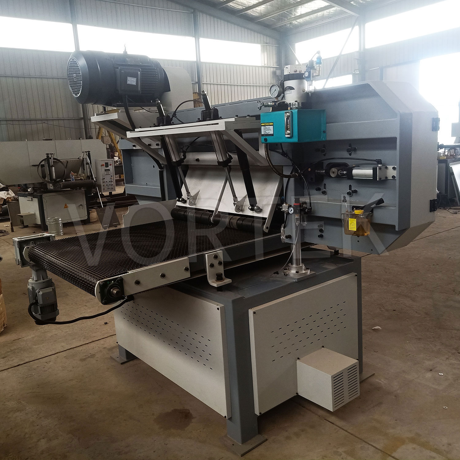 Станок ленточнопильный автоматический по дереву MJ650