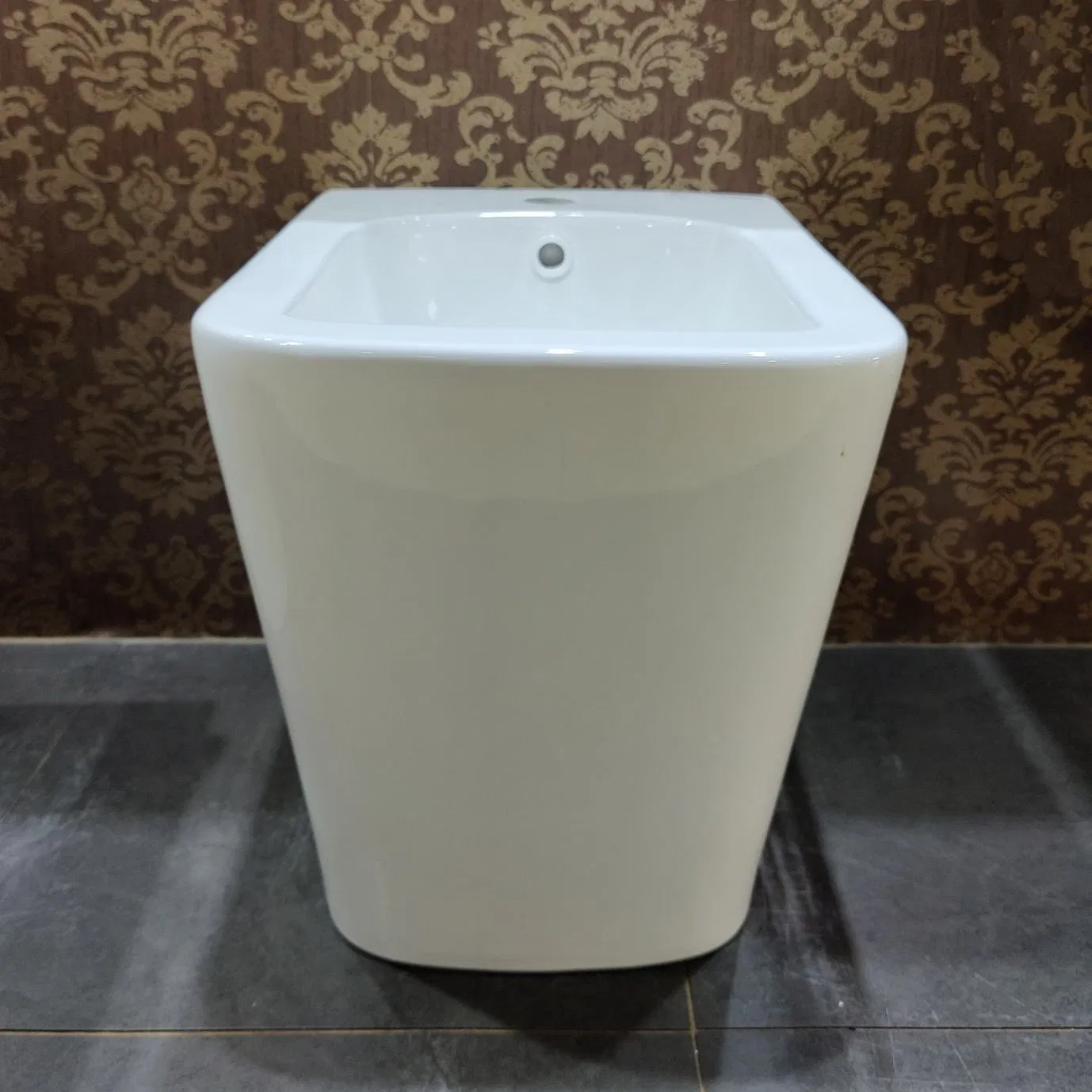 Wholesale Modern Design Bidet Bathroom Ceramic Women Toilet Bidet White Color Floor Mounted Bidets for Women Washing