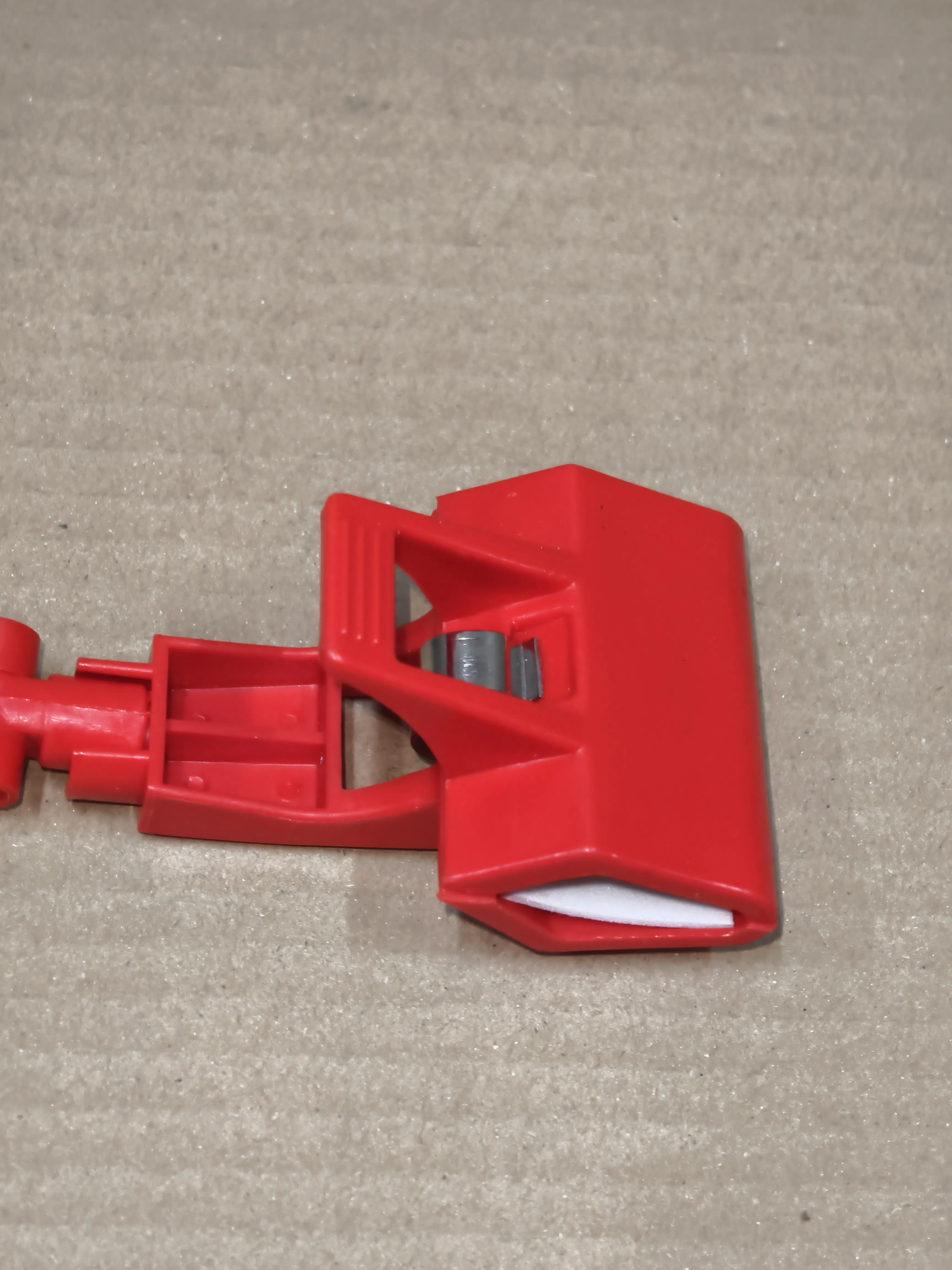 Label Clips for Supermarkets: Eco-Friendly Red and White Double-Ended Clips