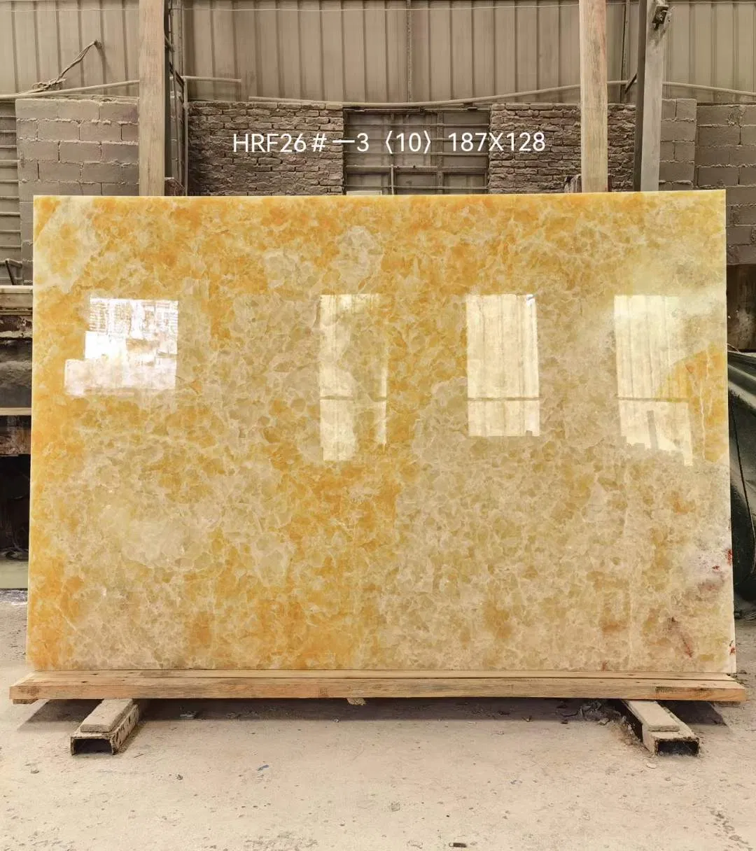 Мраморная ванна для гидромассажа с узором из желтого оникса