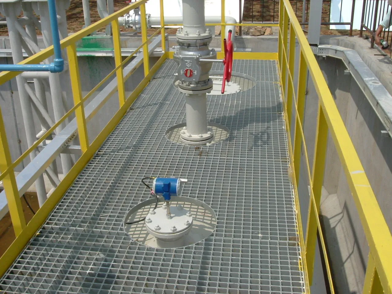Hot-DIP Galvanized Ball Joint Steel Bar Railing Stanchion for Construction