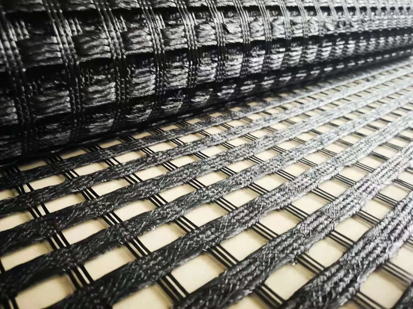 Customized Black 80kn 100kn Asphalt Road Glass Bidirectional Fiber Geogrid for High-Quality Slope Protection Roadbed Reinforcement