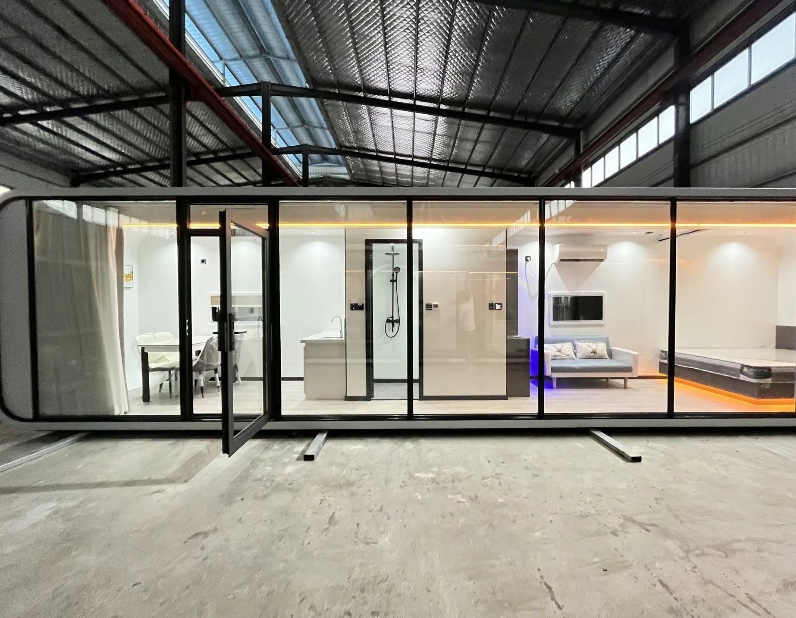 Luxury 20-40FT Prefabricated Steel Pod Eco-Capsule House for Hotel Use Outdoor Apple Cabin House