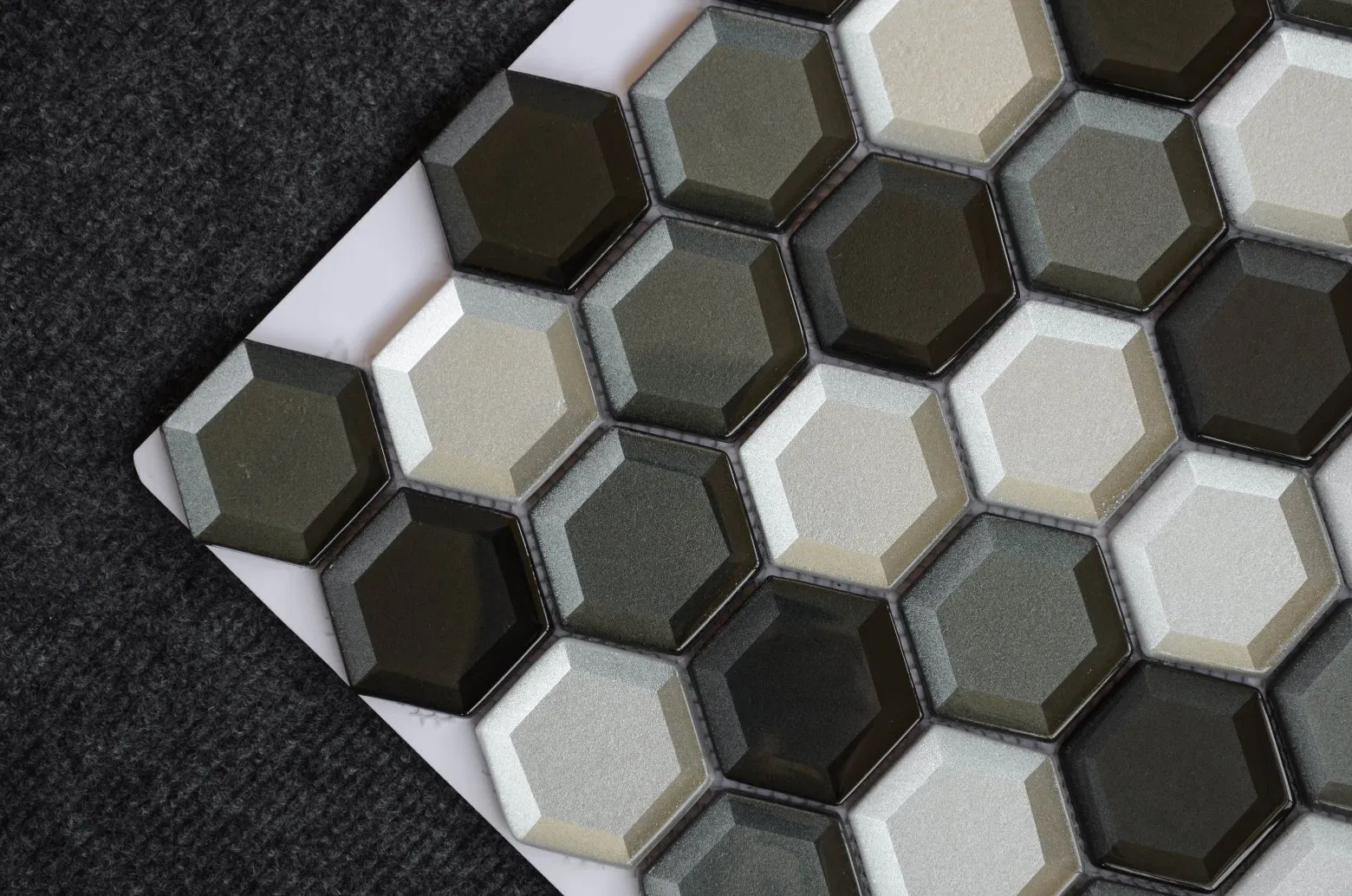 Мозаичная плитка шестигранная, стеклянная, смешанных цветов