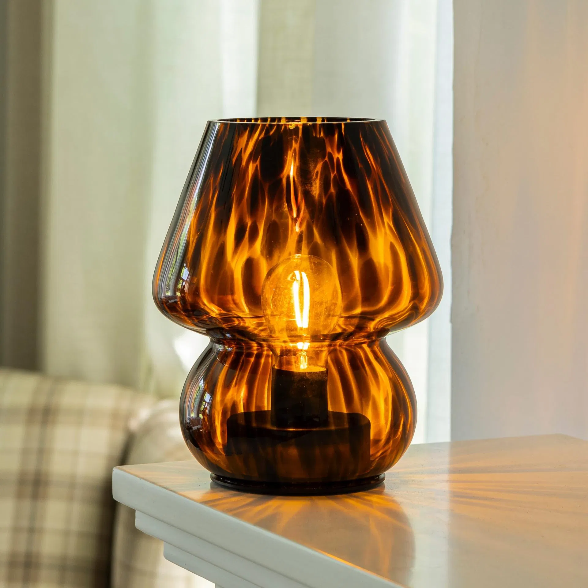 Small Retro Mushroom Lamp Bedroom Black Desk Lamp Semi Transparent Glass Stepless Dimming Aesthetic Murano Home Decoration Life