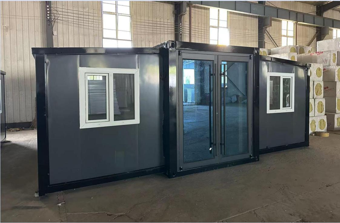 China Factory Wholesale Expandable Container House PVC Floor 5 Bedroom Prefabricated Home Container House for Season Saint