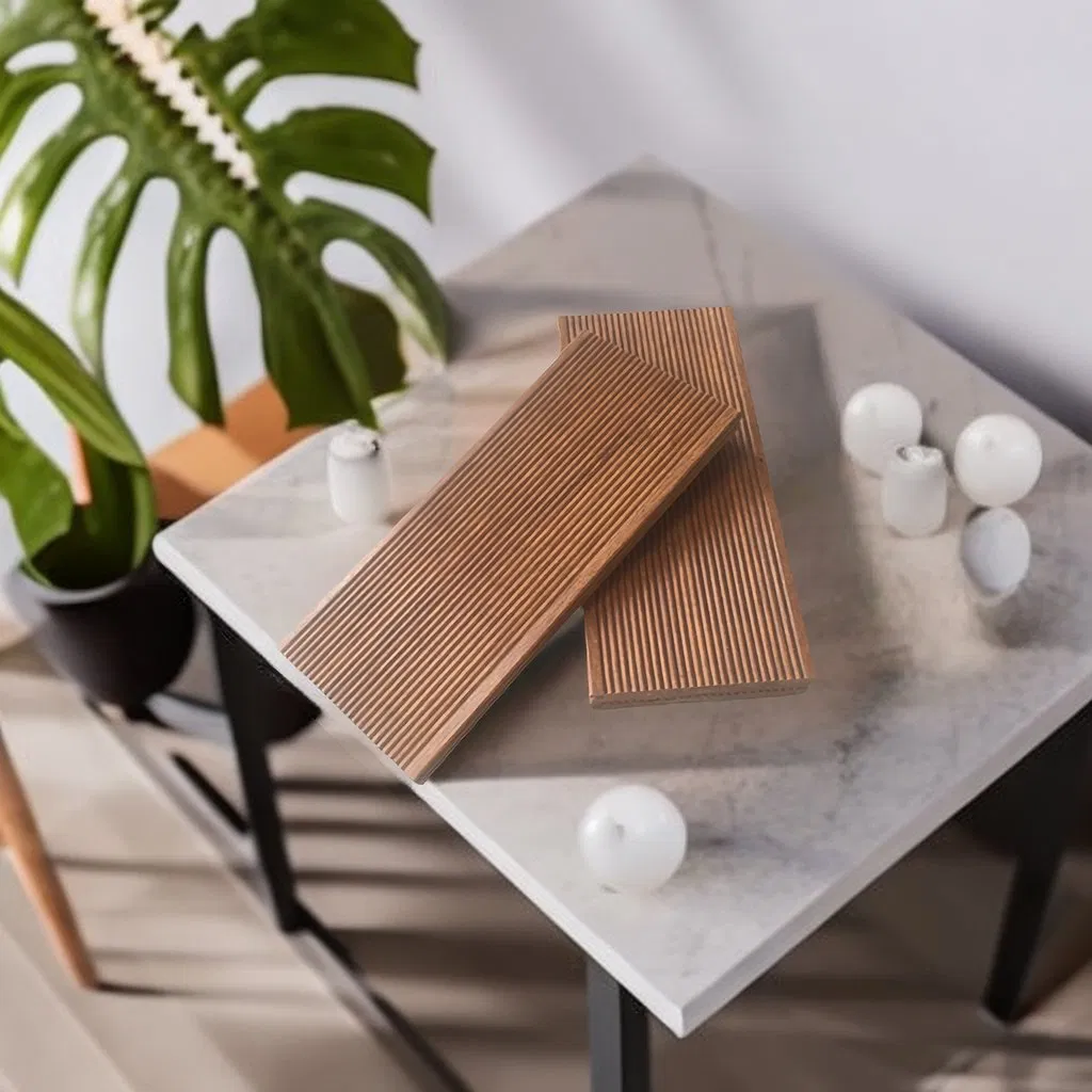 Бамбуковое покрытие для террас у бассейна