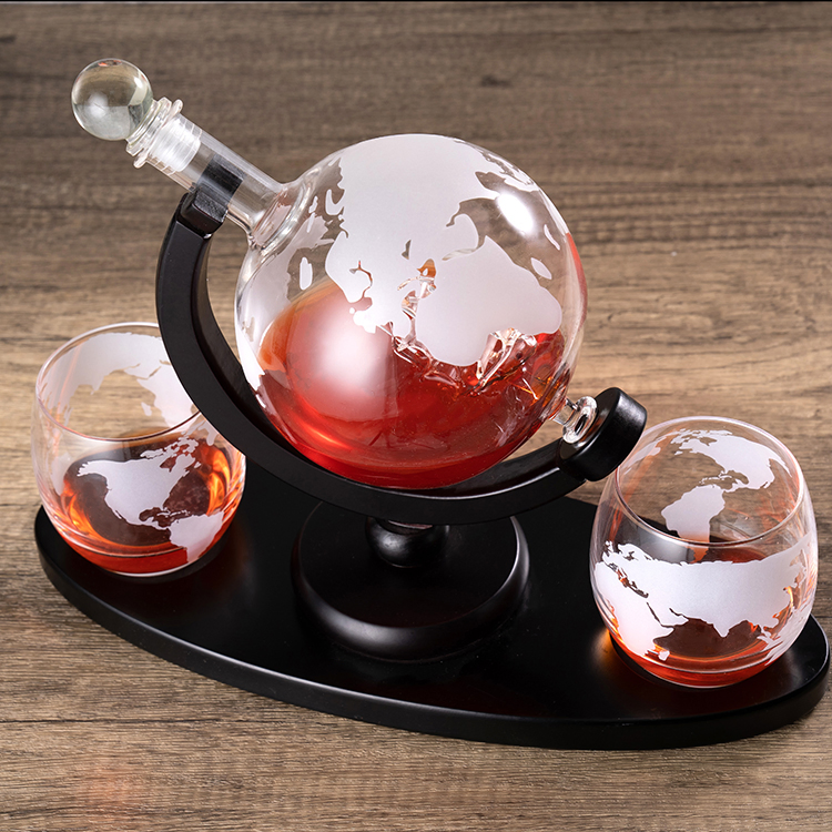 Wholesale Glass Bottle Wine Liquor Globe Whisky Decanter with Wood Base with 2 Cups
