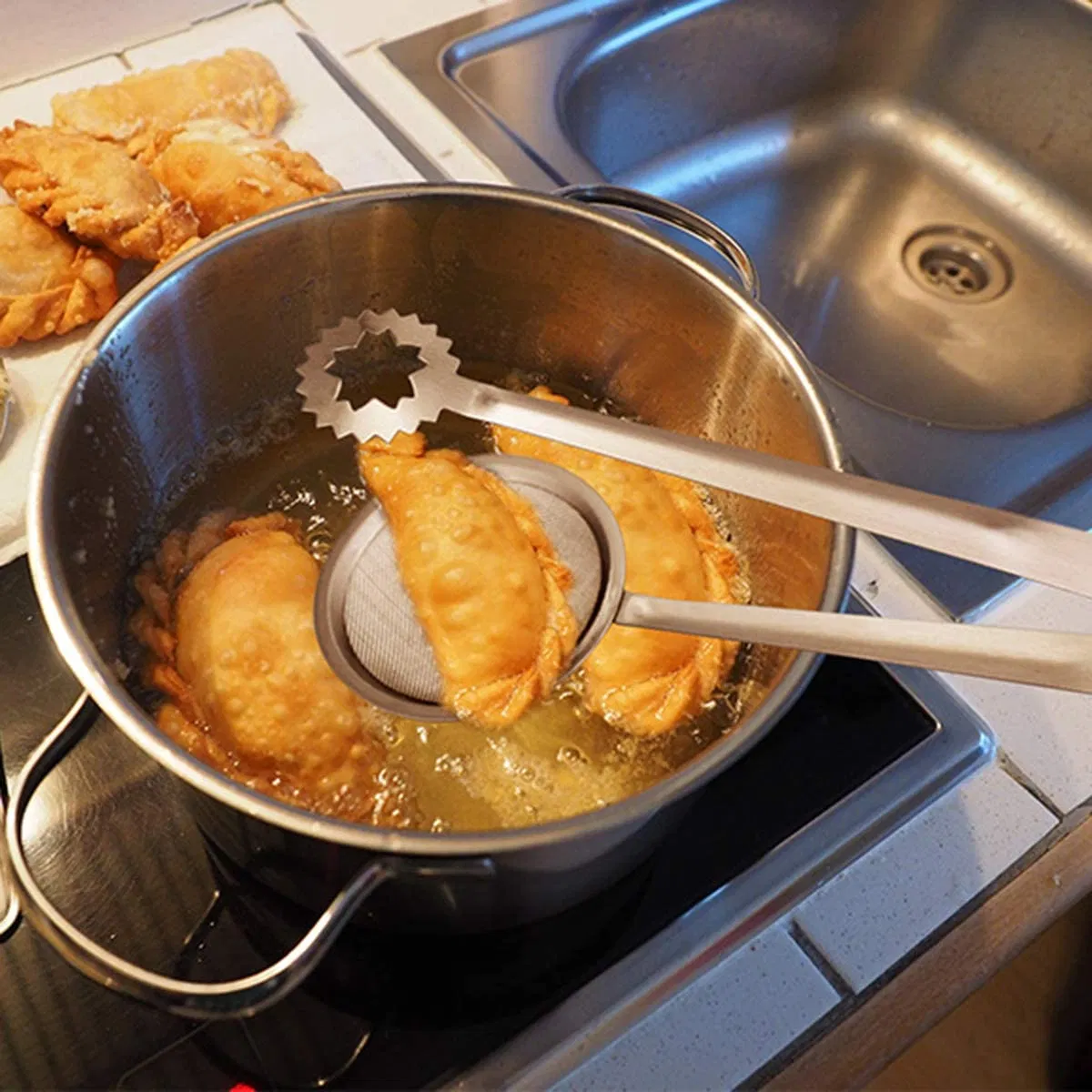 Щипцы-шумовка с сетчатым фильтром и зажимом