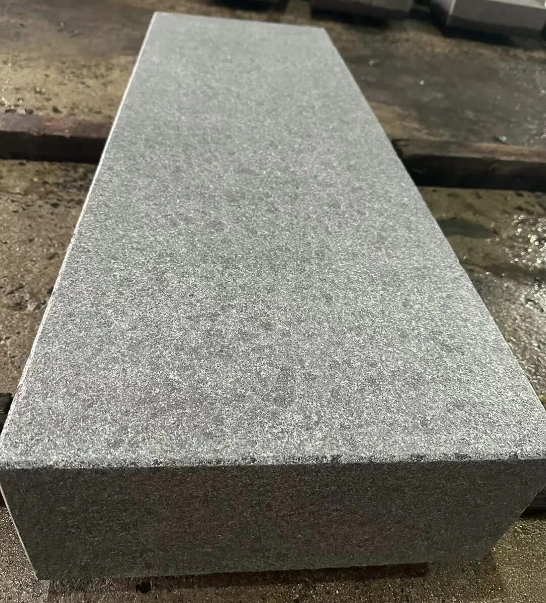Natural stone flamed/brushed black Basalt Kerb Stones for exterior/outdoor Garden/Landscape/Square/walkway/driveway