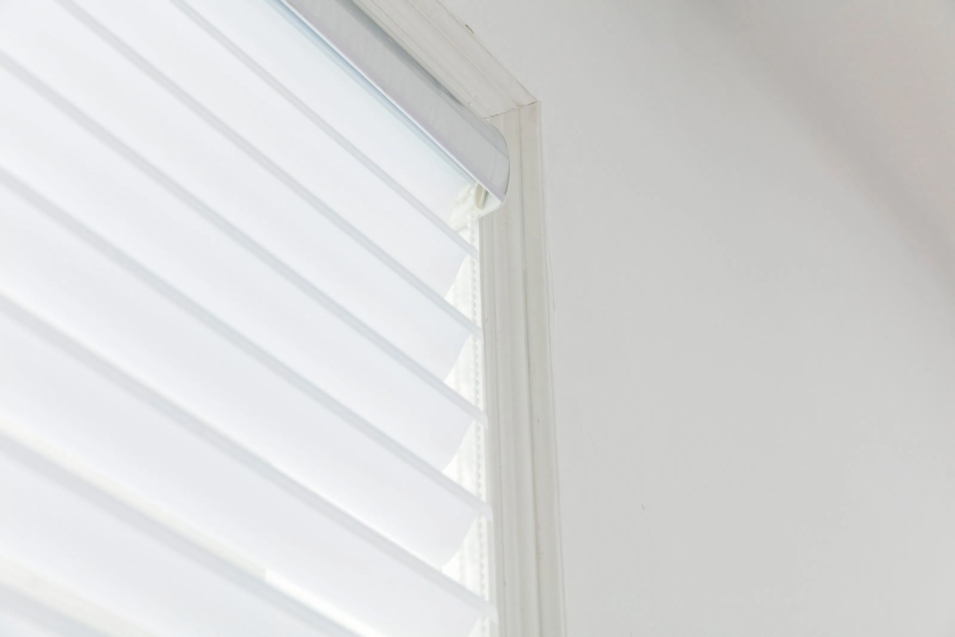 Sisheng Hand Control Shangrila Blinds by Light Filtering Fabric for Elite Decor