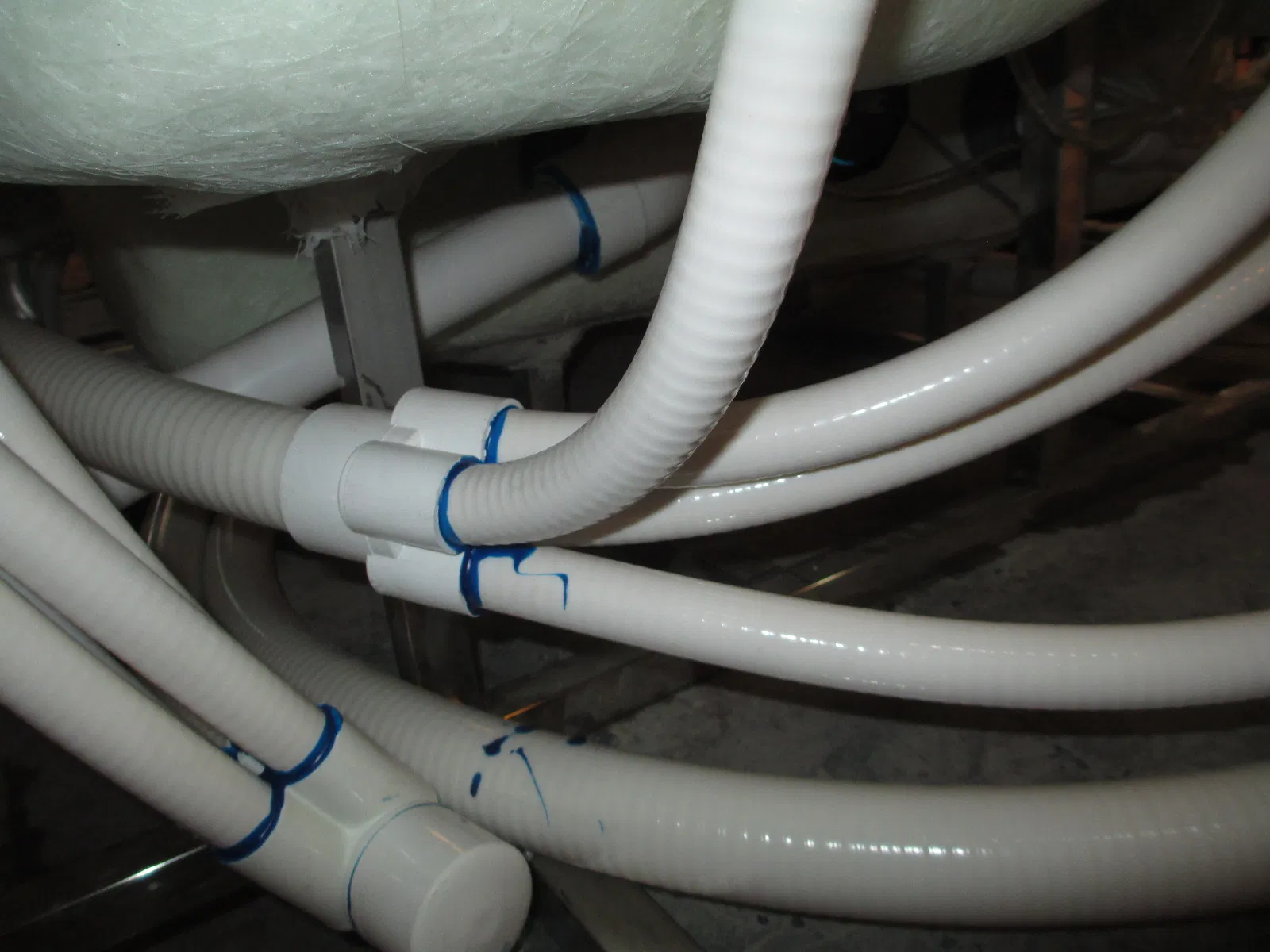 Маленькая угловая СПА ванна с гидромассажем и двумя лежаками