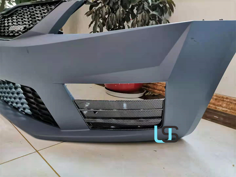 Передний бампер Octavia A7 RS с решеткой радиатора