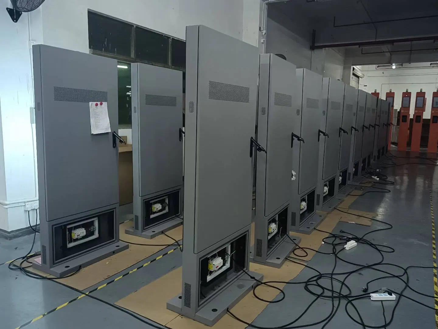 Уличный LCD-дисплей высокой яркости 2500 кд/м² на стойке