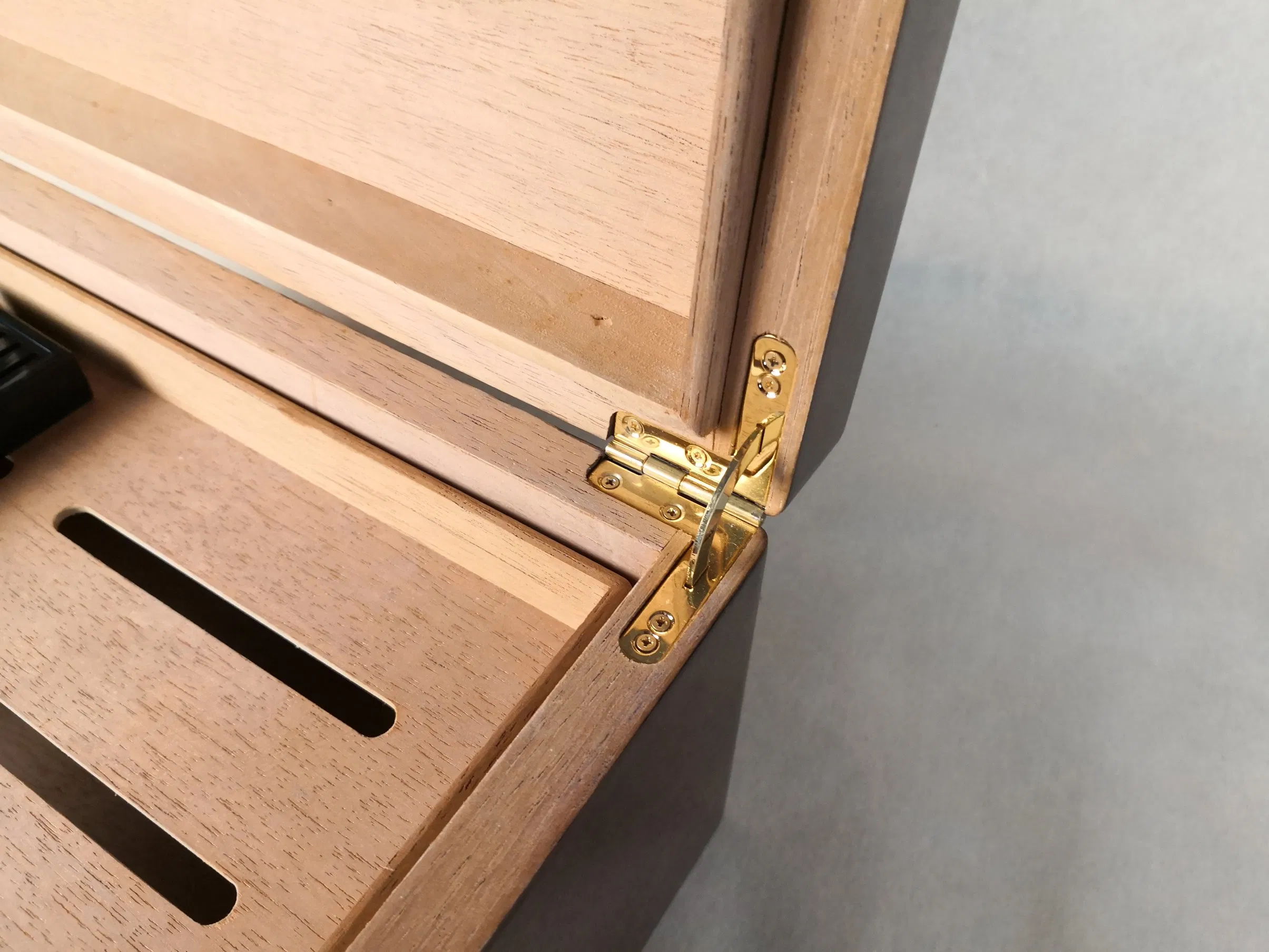 Cedar Glossy Wooden Cigar Box Custom Packaging Luxury Box with Skylight Ndmcg-02